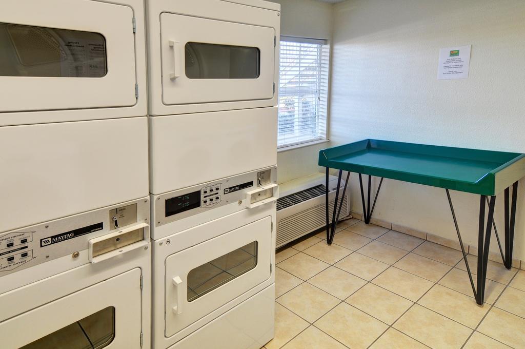 Intown Suites Extended Stay Houston Tx - Hobby Airport Exterior photo